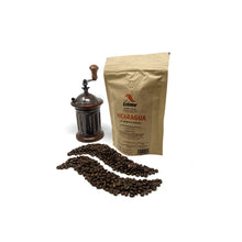 Carica l'immagine nel visualizzatore di Gallery, caffè specialty nicaragua filtro con chicchi di caffè e macinino caffè crème